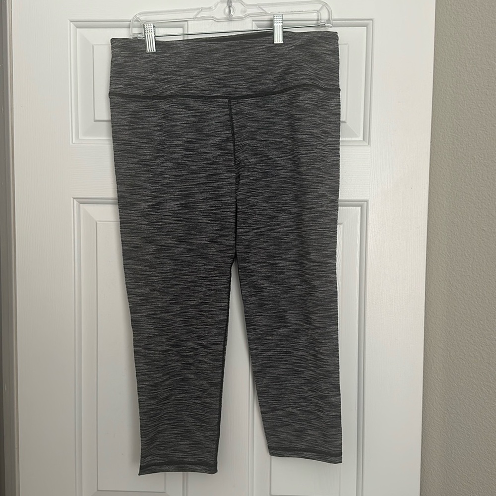 Victoria’s Secret Sport knockout Capri Size Large
